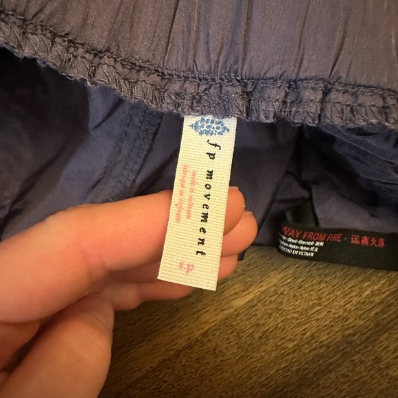 FREE PEOPLE MOVEMENT NEW JOGGERS, shiny blue/grey, never worn. Size small - Picture 4 of 5